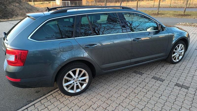 Gebraucht Skoda Octavia Elegance 150 PS (110 kW) 2014 Grau Kleinwagen