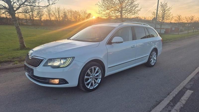 Weiß Gebraucht 2015 Skoda Superb Elegance Kombi | 6.800 € (Guter Preis) - Bild 1/4