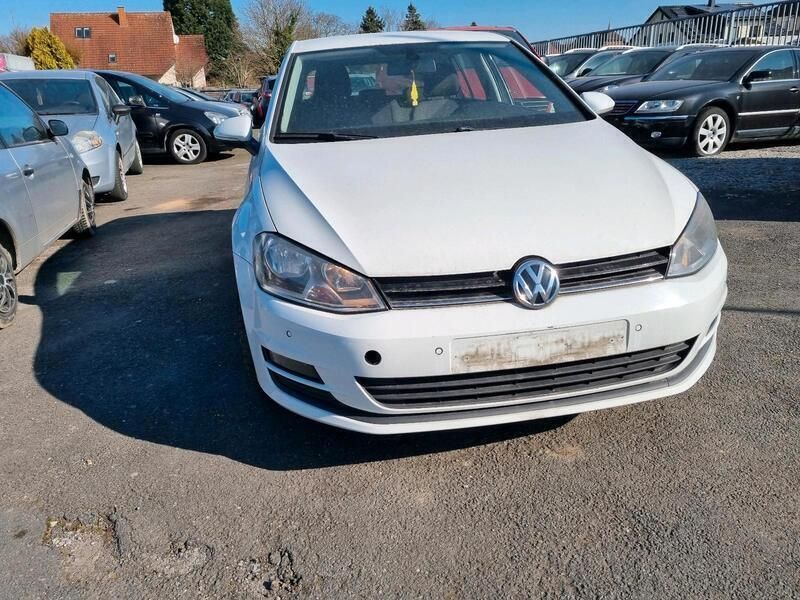 Weiß Gebraucht 2015 VW Golf VII Limousine | 6.500 € (Guter Preis) - Bild 1/4