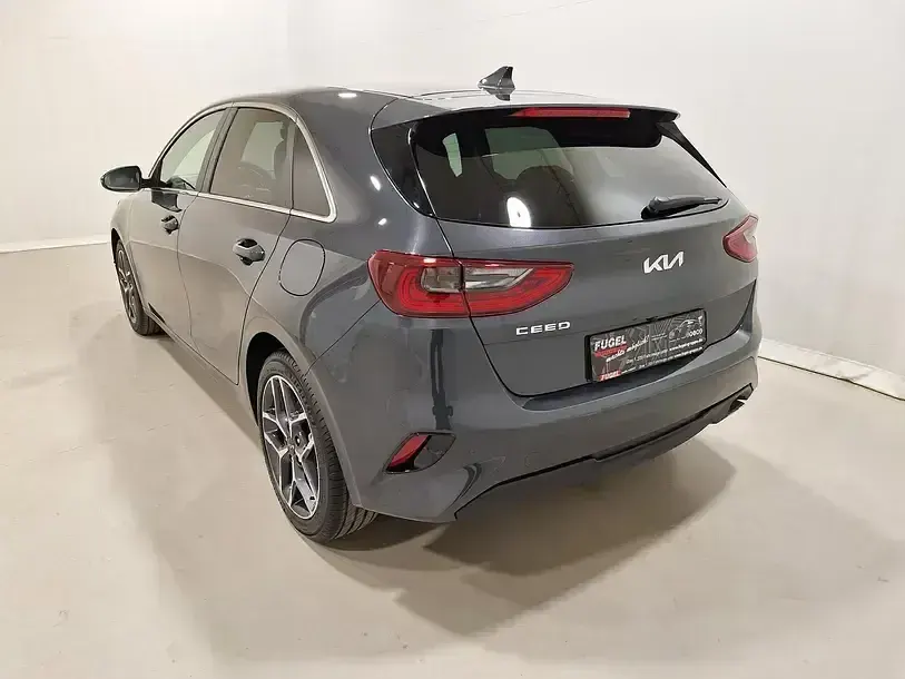 Neu Kia Ceed Style 140 PS (102 kW) 2025 Dark penta metal Kleinwagen
