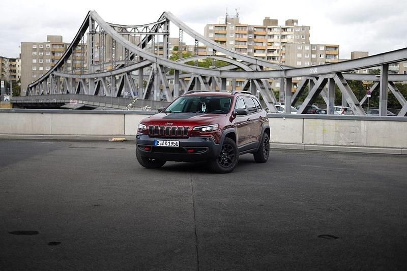 Rot Gebraucht 2020 Jeep Cherokee Trailhawk SUV | 19.000 € - Bild 1/4