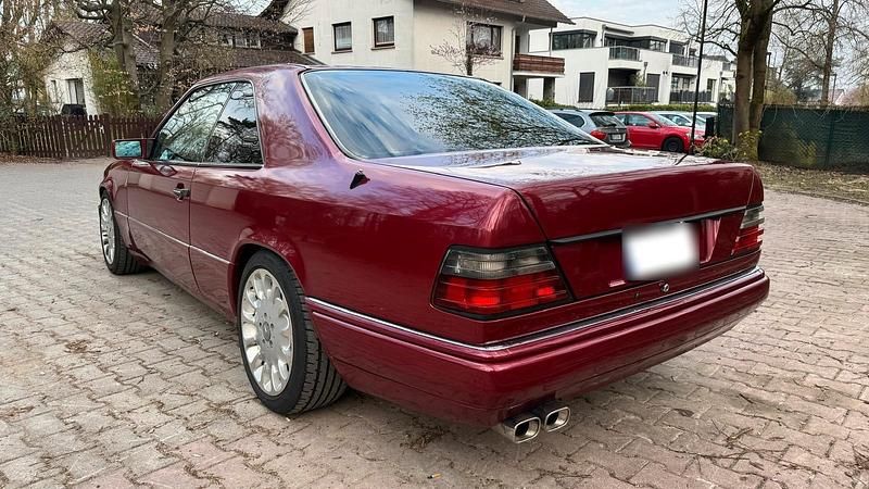 Gebraucht Mercedes E220 150 PS (110 kW) 1994 Rot Coupé