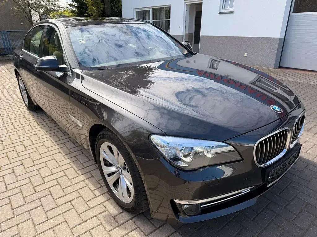 Gebraucht BMW 750 449 PS (330 kW) 2012 Grau Limousine