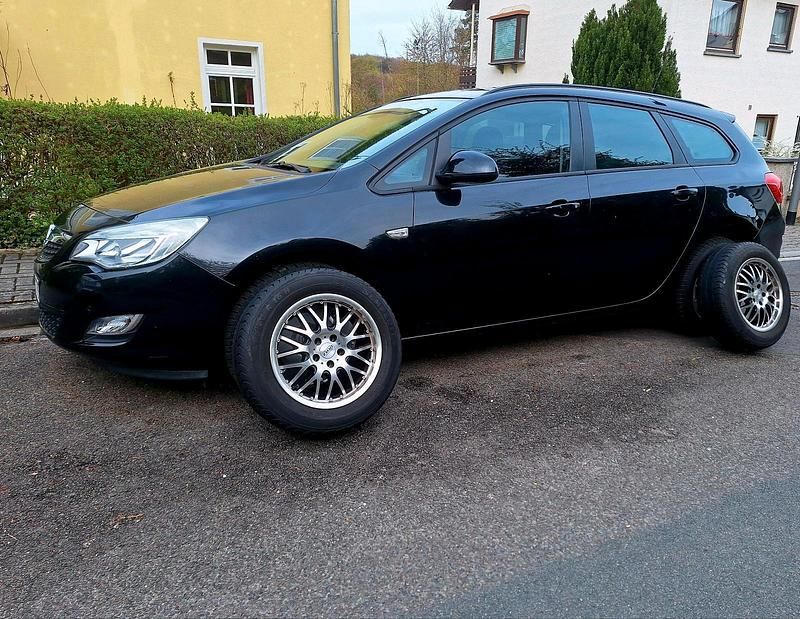 Gebraucht Opel Astra 140 PS (102 kW) 2012 Schwarz Kombi