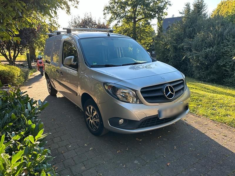 Silber Gebraucht 2018 Mercedes Citan 111 Van / Kleinbus | 9.500 € (Guter Preis) - Bild 1/4