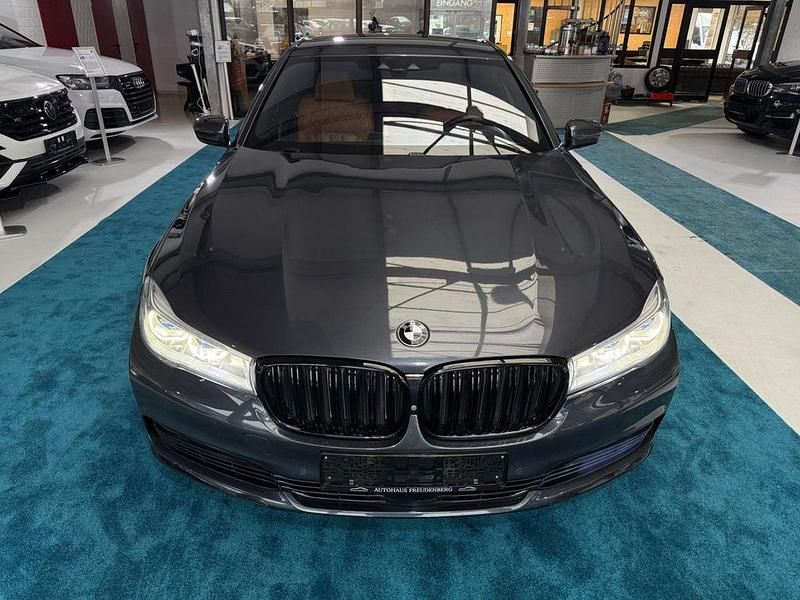 Gebraucht BMW 750 Performance 449 PS (330 kW) 2016 Grau Limousine