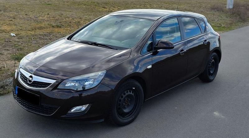 Gebraucht Opel Astra 110 PS (80 kW) 2012 Braun Limousine