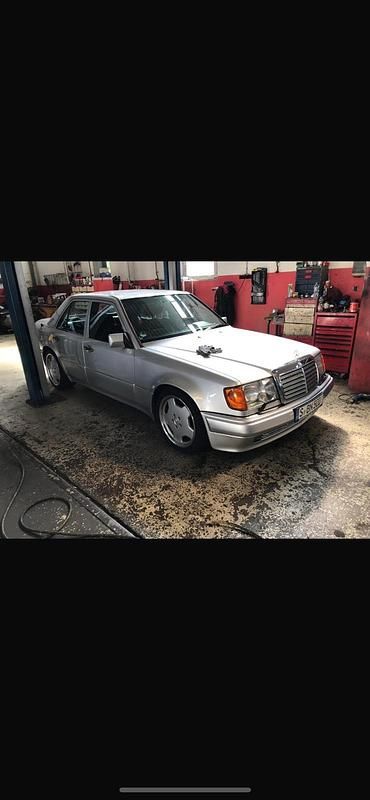 Silber Gebraucht 1992 Mercedes E500 Limousine | 58.800 € - Bild 1/4