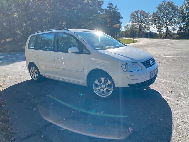 Weiß Gebraucht 2005 VW Touran Van / Kleinbus | 4.250 € (Teuer) - Bild 1/4
