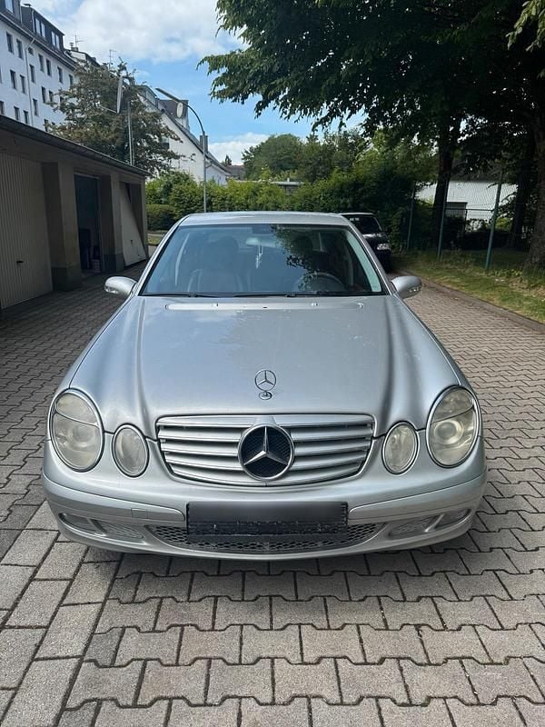 Silber Gebraucht 2004 Mercedes E270 Limousine | 4.500 € (Fairer Preis) - Bild 1/4