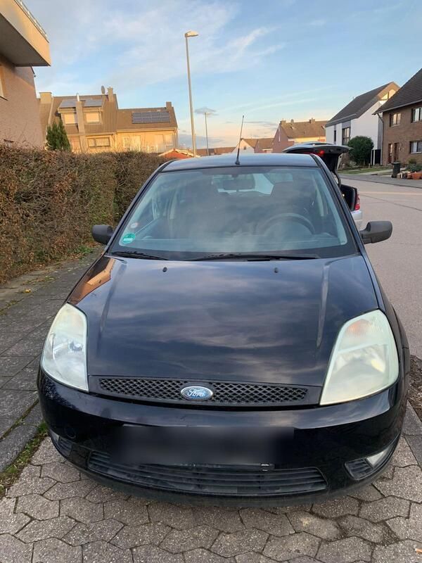 Schwarz Gebraucht 2004 Ford Fiesta Kleinwagen | 650 € (Superpreis) - Bild 1/4