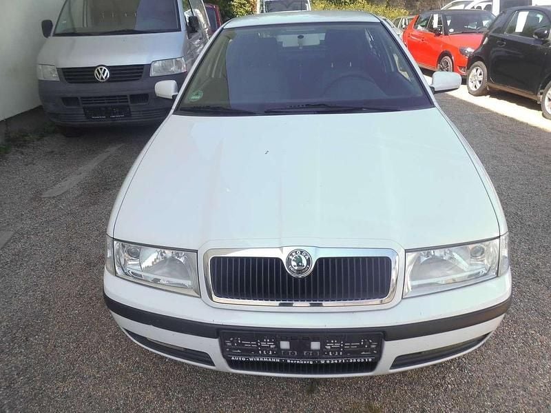 Weiß Gebraucht 2004 Skoda Octavia Tour Limousine | 1.500 € (Fairer Preis) - Bild 1/4