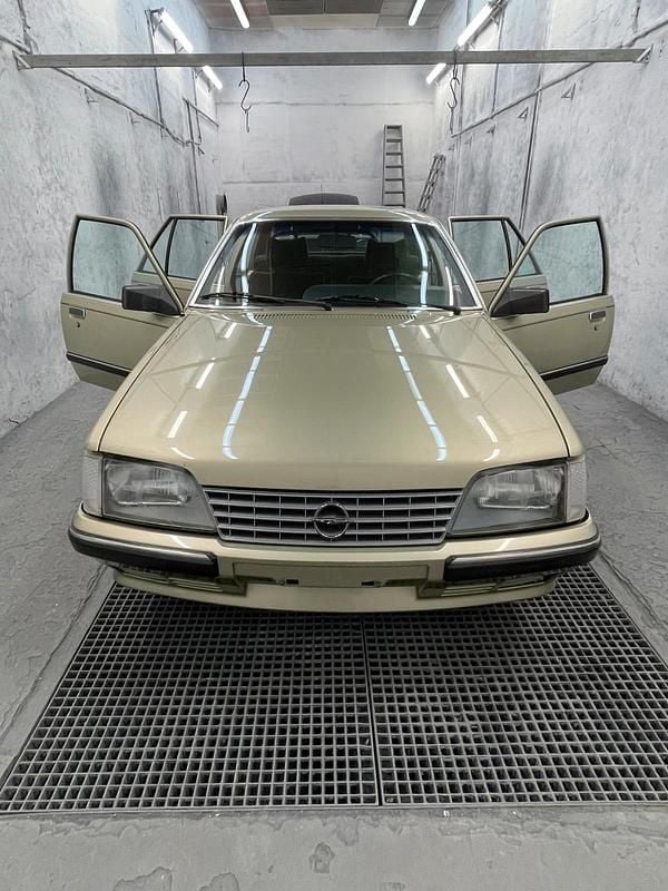 Grün Gebraucht 1985 Opel Senator Limousine | 6.450 € - Bild 1/4