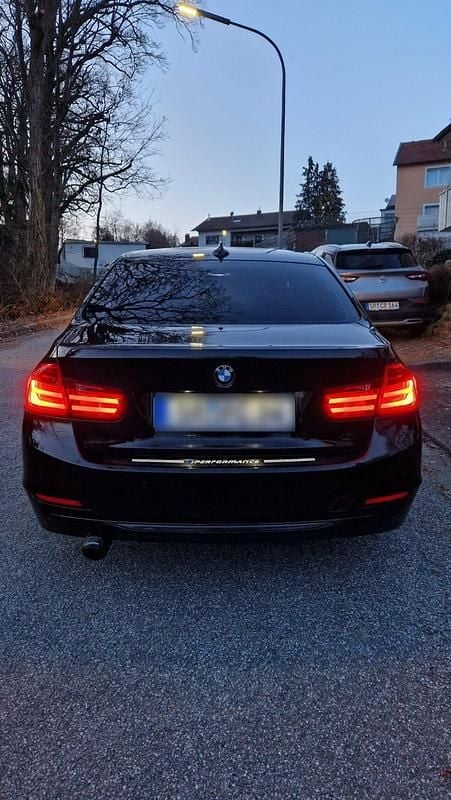Gebraucht BMW 318 143 PS (105 kW) 2012 Schwarz Limousine