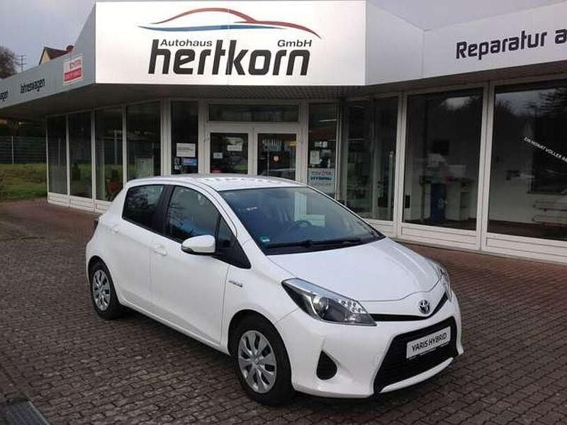 040schneeweiss Gebraucht 2013 Toyota Yaris Hybrid Life Limousine | 9.475 € (Guter Preis) - Bild 1/4