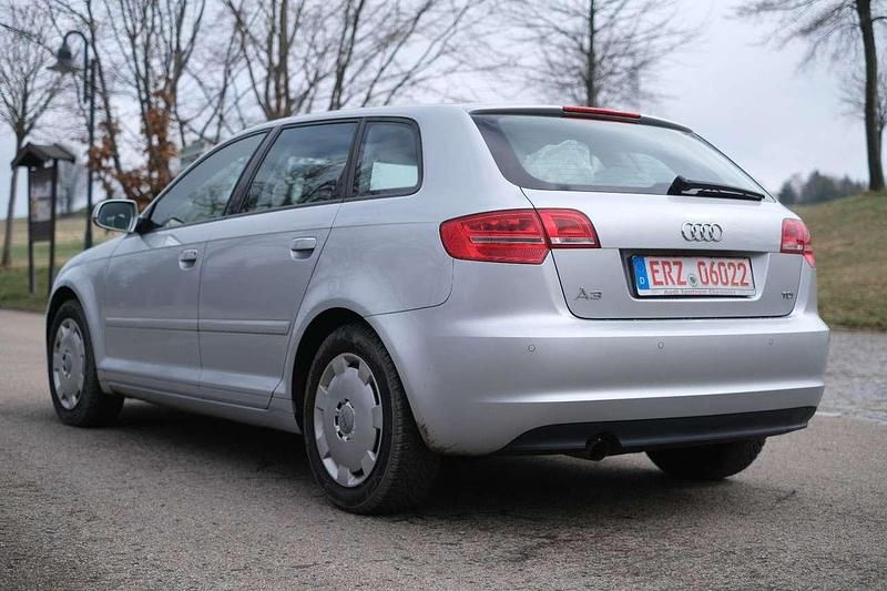 Gebraucht Audi A3 Attraction 140 PS (102 kW) 2012 Eissilber Kleinwagen