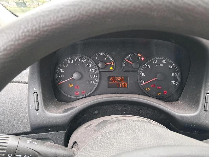 Grau Gebraucht 2004 Fiat Punto Kleinwagen | 320 € (Superpreis) - Bild 1/4