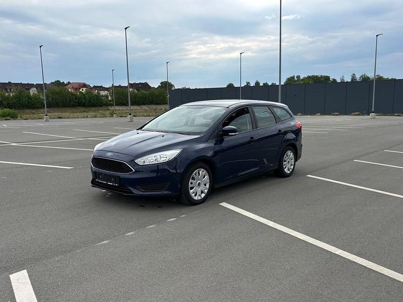 Blau Gebraucht 2014 Ford Focus Ambiente Limousine | 3.999 € (Fairer Preis) - Bild 1/4