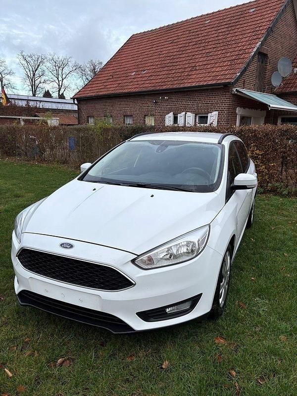 Gebraucht Ford Focus 101 PS (74 kW) 2015 Weiß Limousine