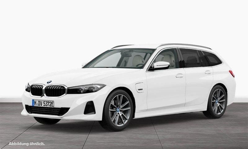 Weiß Gebraucht 2022 BMW 320e Sport Line Kombi | 33.411 € (Teuer) - Bild 1/3
