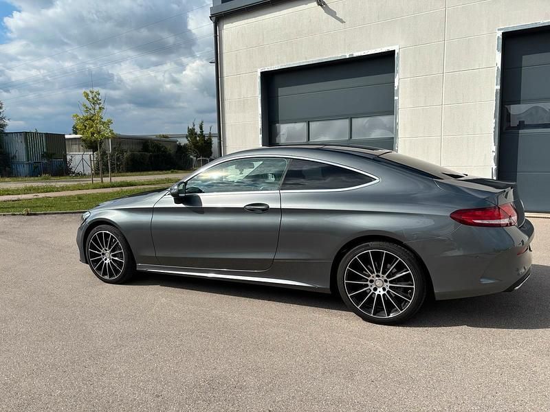 Grau Gebraucht 2016 Mercedes C300 AMG line Coupé | 29.900 € - Bild 1/4