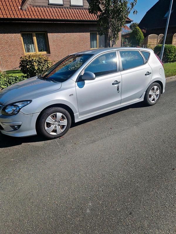 Grau Gebraucht 2011 Hyundai i30 Classic Coupé | 3.200 € (Superpreis) - Bild 1/4