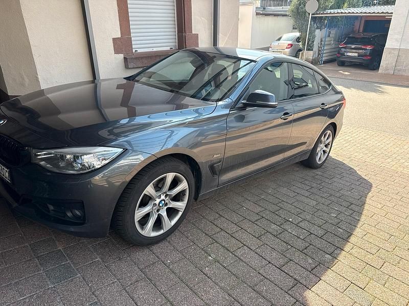 Grau Gebraucht 2015 BMW 320 Sport Line Limousine | 11.500 € (Fairer Preis) - Bild 1/4