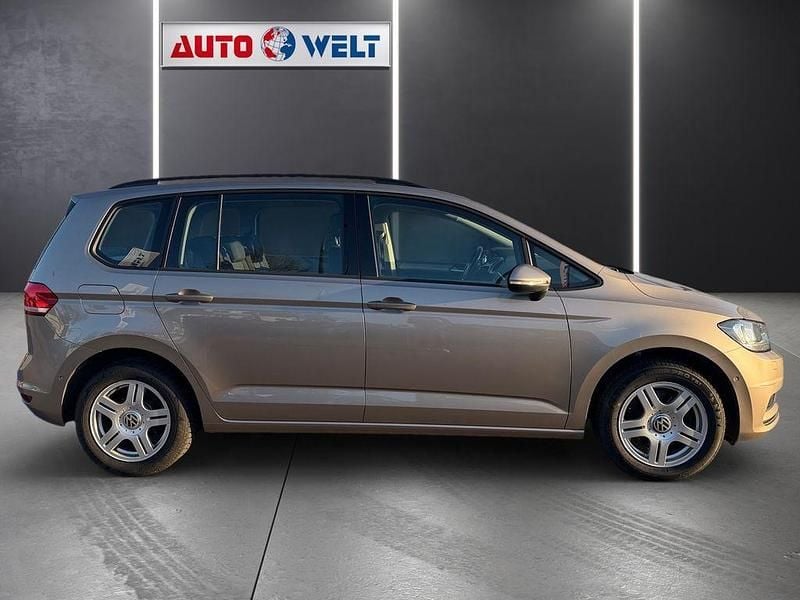 Gebraucht VW Touran 150 PS (110 kW) 2018 Gold Van / Kleinbus