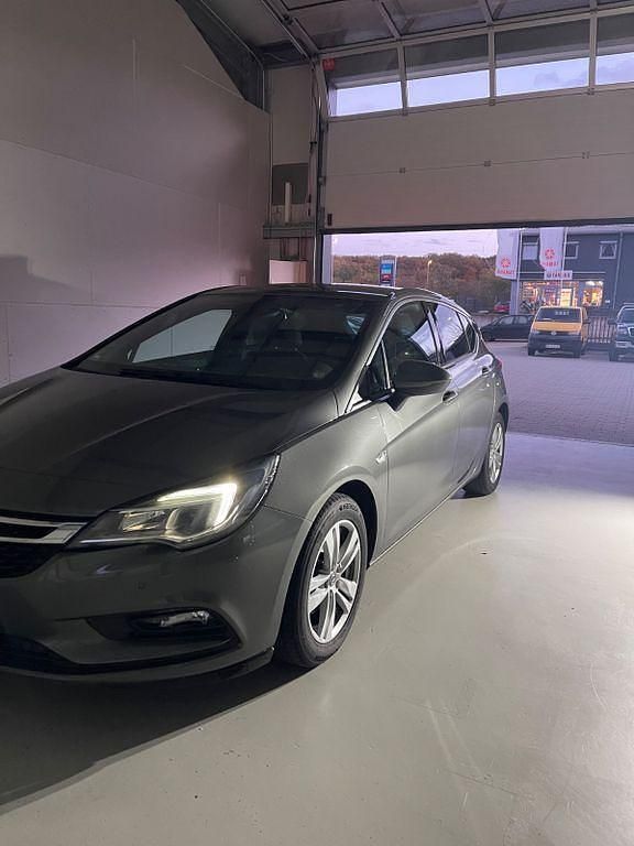 Grau Gebraucht 2017 Opel Astra Excellence Limousine | 9.800 € (Fairer Preis) - Bild 1/4