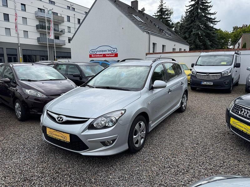 Silber Gebraucht 2011 Hyundai i30 Classic Kombi | 6.990 € (Teuer) - Bild 1/4