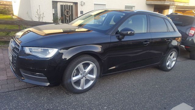 Schwarz metallic Gebraucht 2013 Audi A3 Sportback S-Line Kombi | 13.500 € (Guter Preis) - Bild 1/4