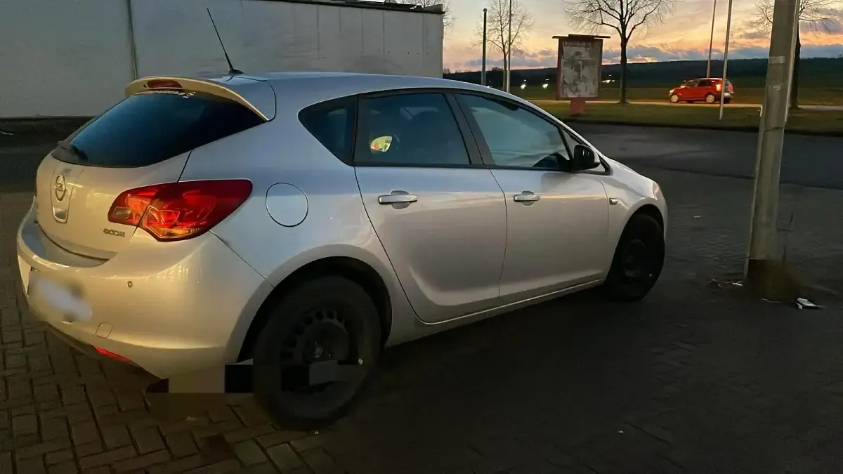 Gebraucht Opel Astra 95 PS (69 kW) 2011 Silber Limousine
