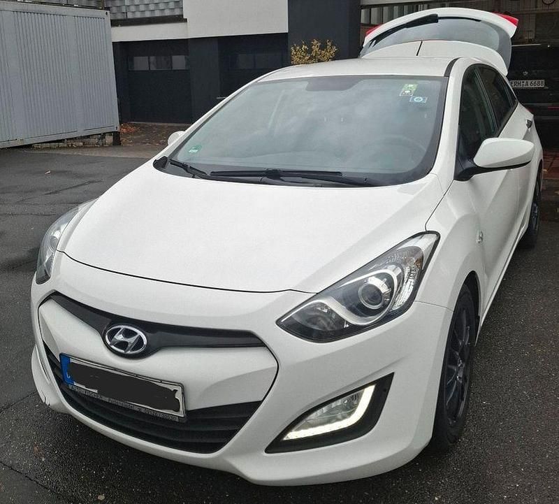 Weiß Gebraucht 2012 Hyundai i30 Limousine | 4.000 € (Teuer) - Bild 1/4