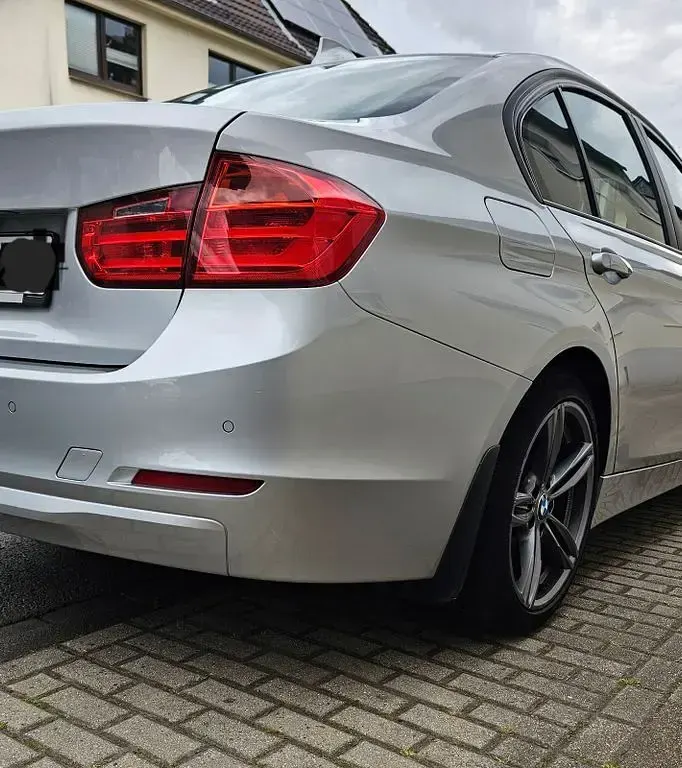 Gebraucht BMW 318 143 PS (105 kW) 2012 Silber Limousine