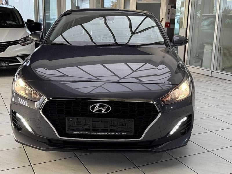 Grau Gebraucht 2020 Hyundai i30 Trend Limousine | 16.500 € (Guter Preis) - Bild 1/4