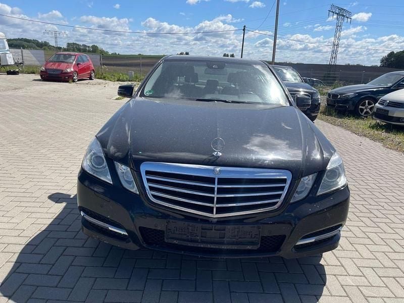 Schwarz Gebraucht 2012 Mercedes 300 Limousine | 5.990 € (Fairer Preis) - Bild 1/4