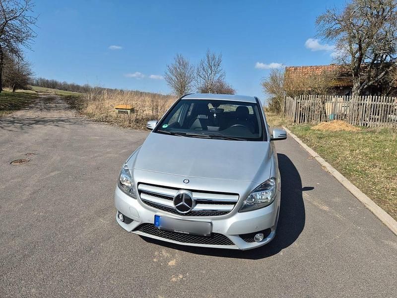 Gebraucht Mercedes B180 109 PS (80 kW) 2014 Silber Van / Kleinbus