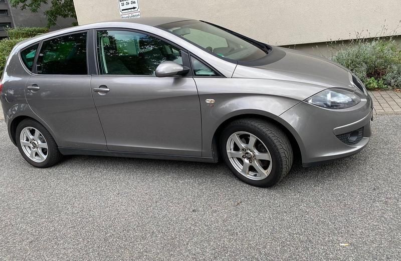 Grau Gebraucht 2006 Seat Altea Van / Kleinbus | 700 € (Superpreis) - Bild 1/4
