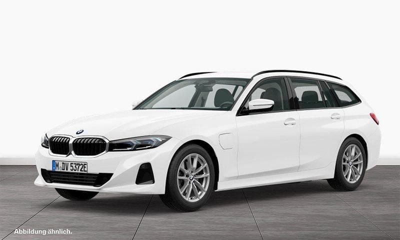 Gebraucht BMW 330e 184 PS (135 kW) 2023 Alpinweiß uni Kombi