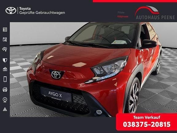 Chili red perleffekt/ night sky black Gebraucht 2024 Toyota Aygo X Basis SUV | 19.499 € (Teuer) - Bild 1/4