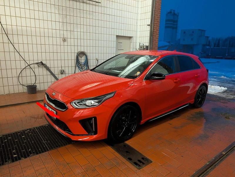 Rot Gebraucht 2020 Kia Ceed GT GT-Line Limousine | 14.990 € (Fairer Preis) - Bild 1/4