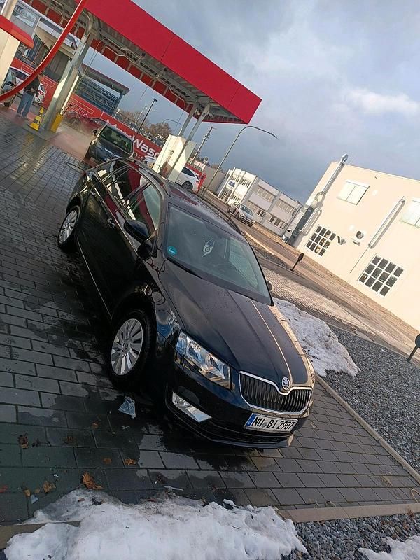 Schwarz Gebraucht 2015 Skoda Octavia Kombi | 10.300 € (Fairer Preis) - Bild 1/4