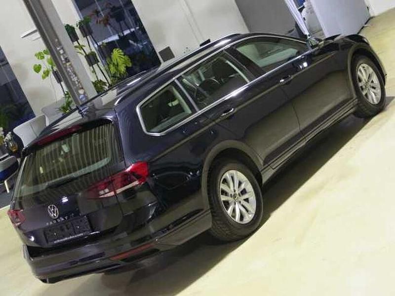 Gebraucht VW Passat Business 150 PS (110 kW) 2022 Deep black pearlescent (metallic) Kombi