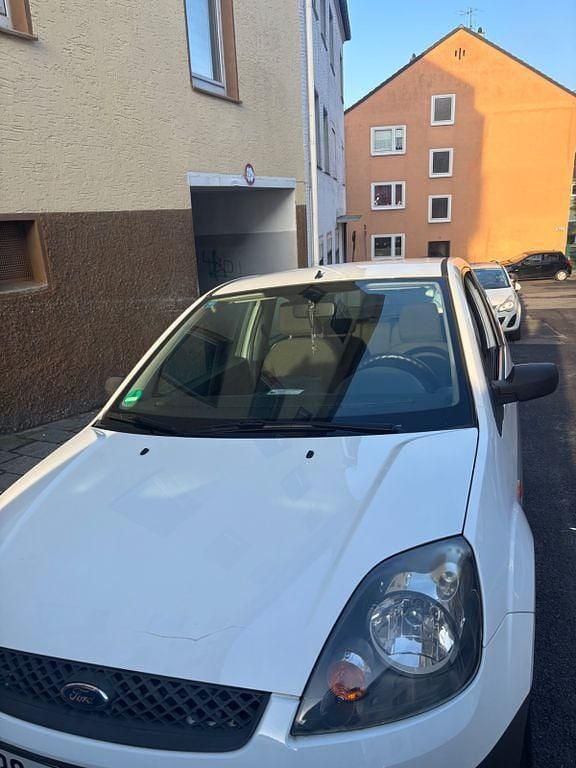 Weiß Gebraucht 2006 Ford Fiesta Fun X Limousine | 1.300 € (Guter Preis) - Bild 1/4