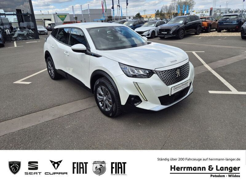 Weiss / perlmutt weiß metallic (metallic) Gebraucht 2022 Peugeot e-2008 Active SUV | 17.999 € (Fairer Preis) - Bild 1/4