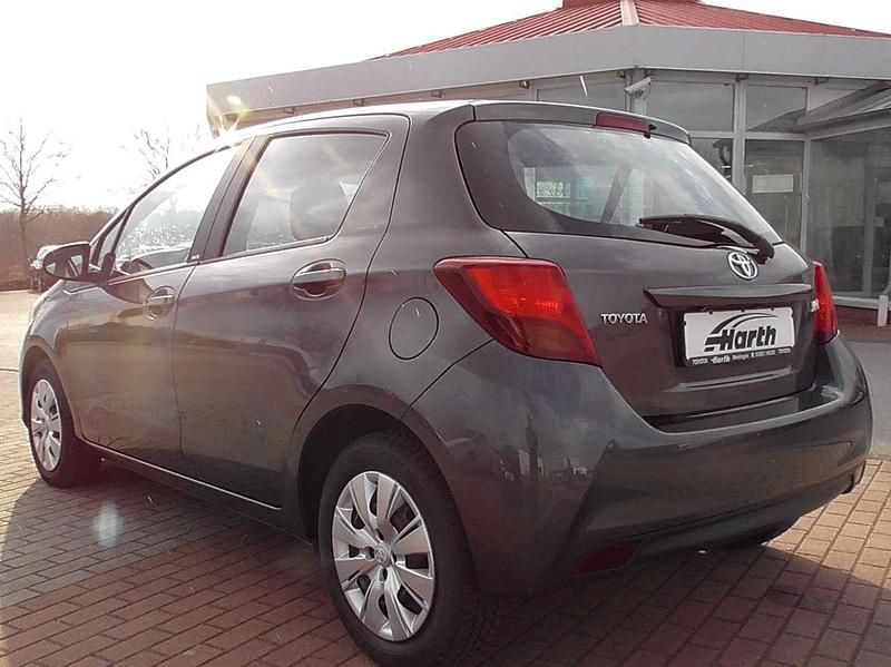 Gebraucht Toyota Yaris 101 PS (74 kW) 2016 Grey metallic Kleinwagen