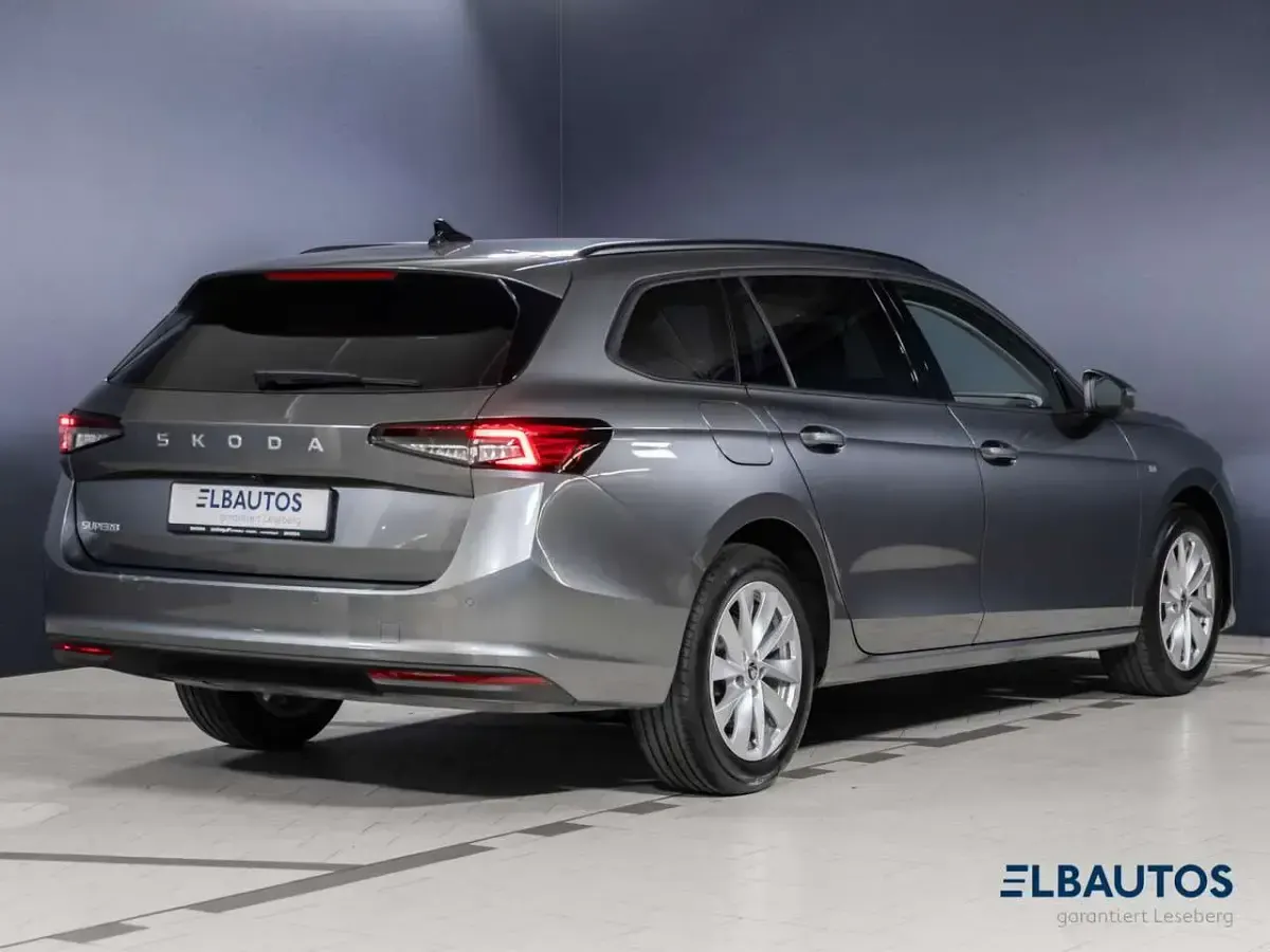 Gebraucht Skoda Superb 150 PS (110 kW) 2025 Graphitegrau Kombi
