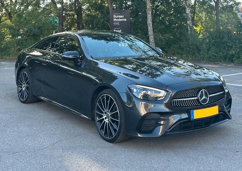 Grau Gebraucht 2021 Mercedes E220 AMG Coupé | 39.900 € (Fairer Preis) - Bild 1/4