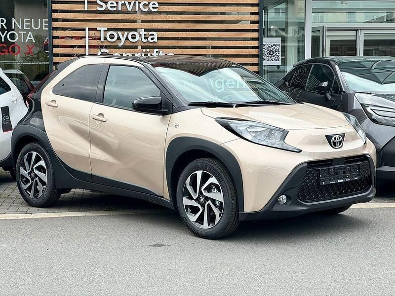 Beige Neu 2025 Toyota Aygo Kleinwagen | 19.790 € - Bild 1/4