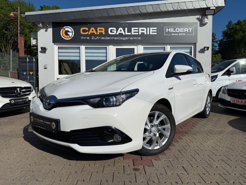 Weiß Gebraucht 2016 Toyota Auris Hybrid Limousine | 13.490 € (Fairer Preis) - Bild 1/4